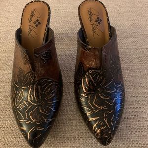 Very beautiful and modern mule.